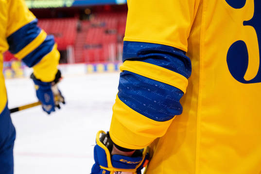 Players of Sweden with a retro jersey