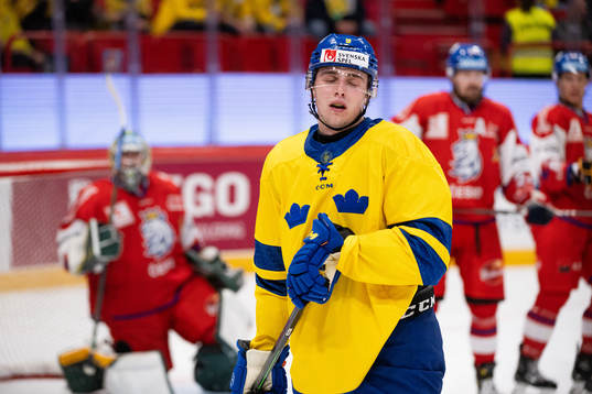 Linus Karlsson of Sweden  looks dejected