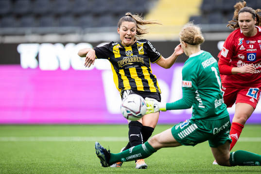 Häckens Johanna Ryttning Kaneryd gör 1-0 bakom
