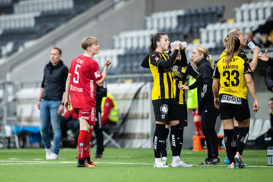 Linköpings Nilla Fischer tilldelas ett rött kort