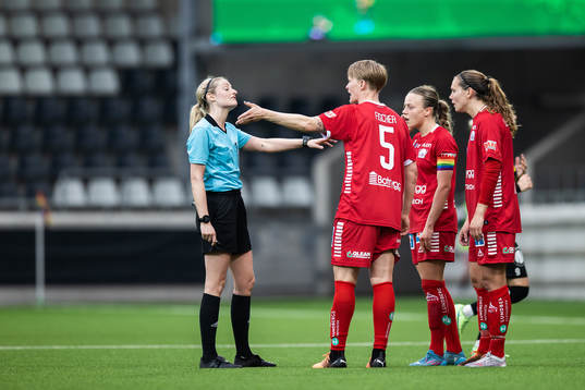 Linköpings Nilla Fischer ui diskussion med domaren nder
