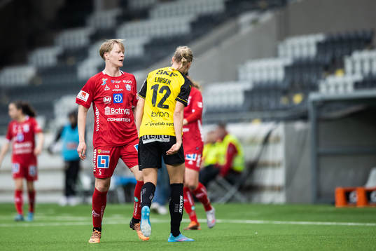 Häckens Stine Larsen och Linköpings Nilla Fischer i