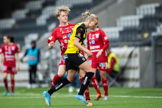 Häckens Stine Larsen och Linköpings Nilla Fischer i