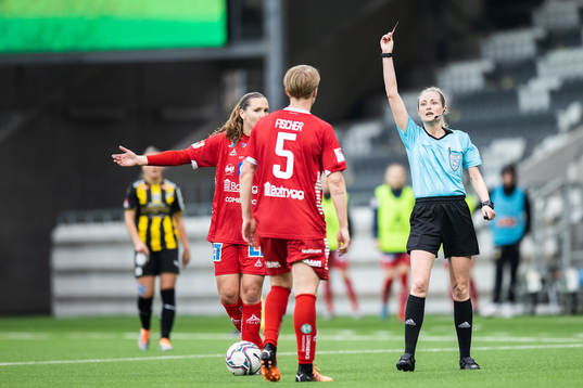 Linköpings Nilla Fischer tilldelas ett rött kort