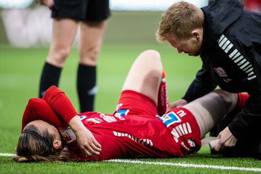 Linköpings Emma Lennartsson lämnar planen