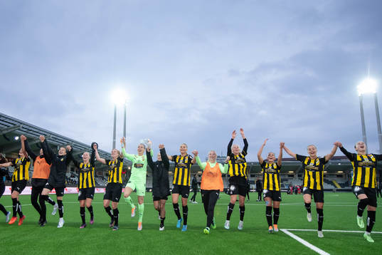 Häckens spelare jublar