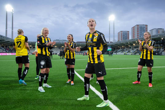 Häckens Filippa Curmark jublar