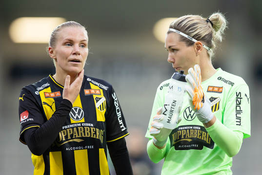 Häckens Josefine Rybrink och målvakt Jennifer Falk
