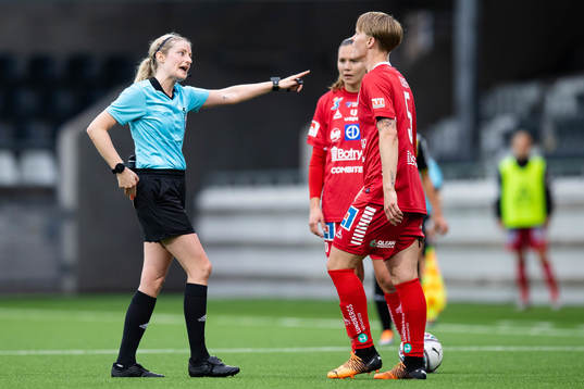 Linköpings Nilla Fischer får ett rött kort