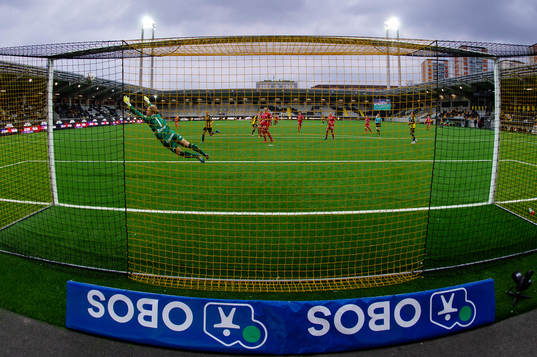 Häckens Elin Rubensson skjuter 2-0 i mål bakom