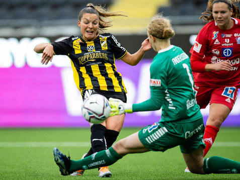 Häckens Johanna Ryttning Kaneryd skjuter 1-0 på