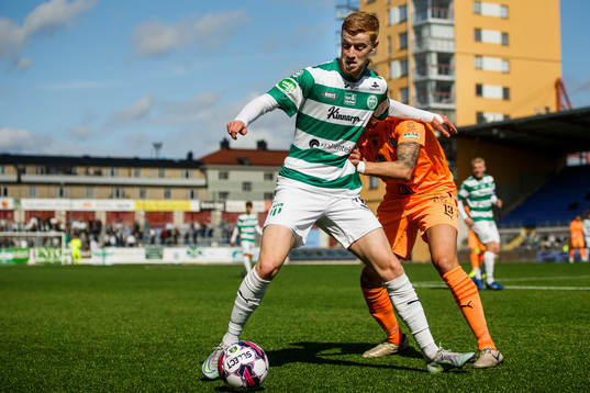 Västerås Daniel Ask och AFC Eskilstunas Felix Michel