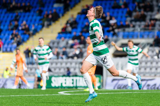 Västerås Max Larsson  gör 0-2 och jublar