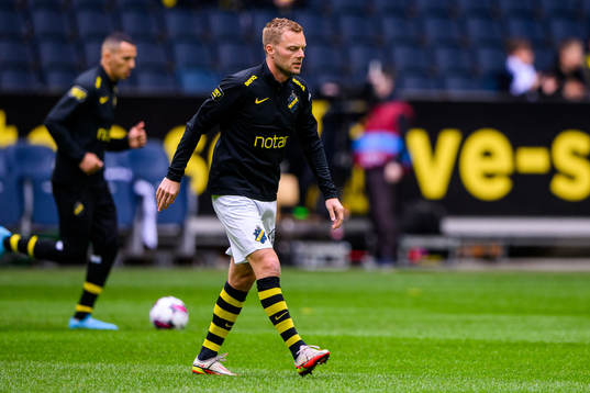 s Sebastian Larsson värmer upp