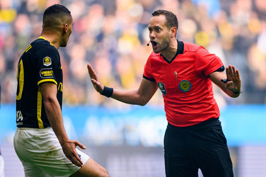 s Nabil Bahoui får en tillsägelse av domare Victor Wolf