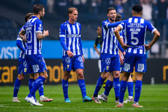 IFK Göteborgs Marcus Berg i diskusison med lagkamraterna