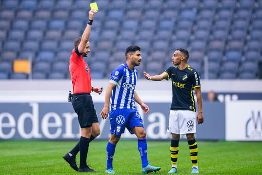 IFK Göteborgs Hosam Aiesh får gult kort av domare Victor