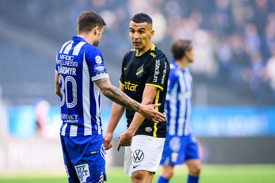 s Nabil Bahoui i diskussion med IFK Göteborgs Mattias