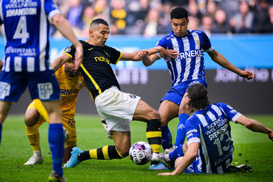s Nabil Bahoui i kamp om bollen med IFK Göteborgs