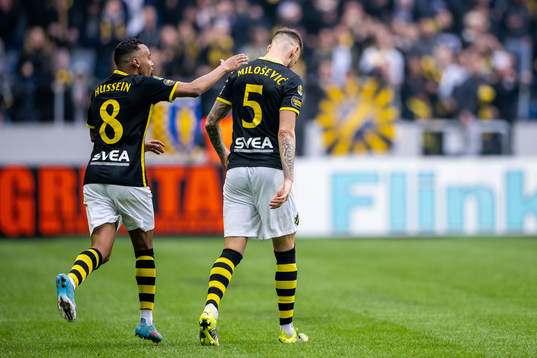s Bilal Hussein och Alexander Milosevic jublar