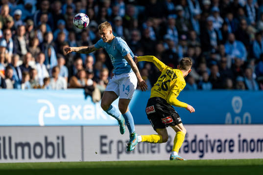 Malmö FFs Felix Beijmo och Mjällbys Noah Persson