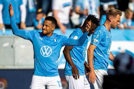 Malmö FFs Martin Olsson och Malik Abubakari jublar