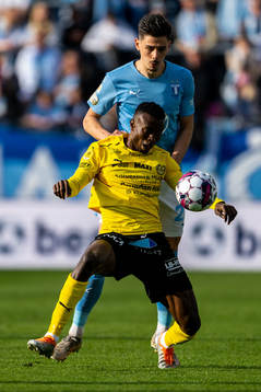 Malmö FFs Dennis Hadzikadunic och Mjällbys Silas Nwankwo