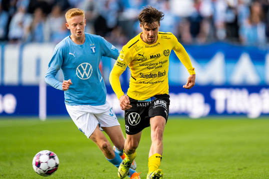Malmö FFs Hugo Larsson och Mjällbys Jesper Gustavsson