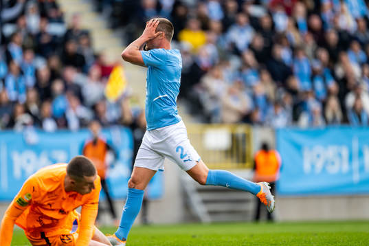 Malmö FFs Eric Larsson deppar
