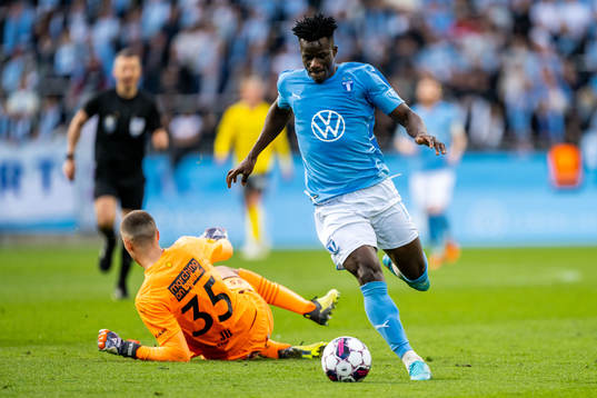 Mjällbys målvakt Samuel Brolin och Malmö FFs Malik