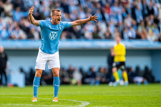 Malmö FFs Eric Larsson reagerar