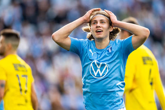Malmö FFs Sebastian Nanasi deppar