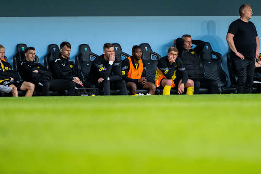 Mjällbys spelare deppar på bänken