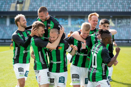 GAIS Ben Morris jublar med lagkamrater