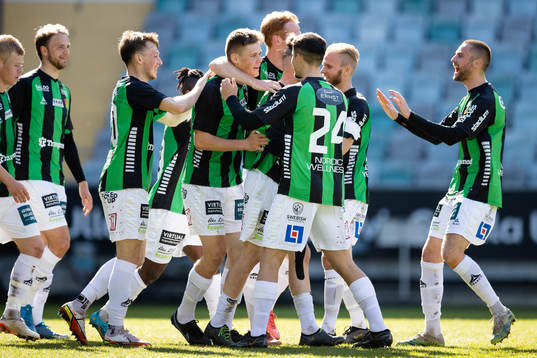 GAIS Axel Henriksson jublar med lagkamrater