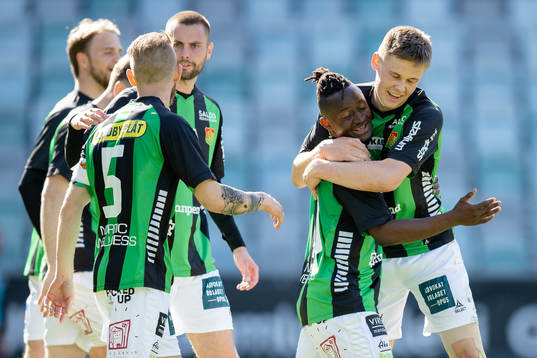 GAIS Axel Henriksson jublar med lagkamrater