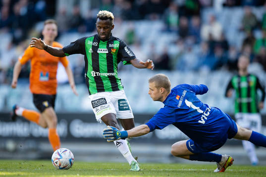 GAIS Rickard Emeka Friday i friläge mot Torns målvakt