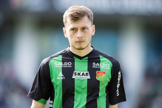 GAIS Ben Morris på line up innan fotbollsmatchen i Ettan