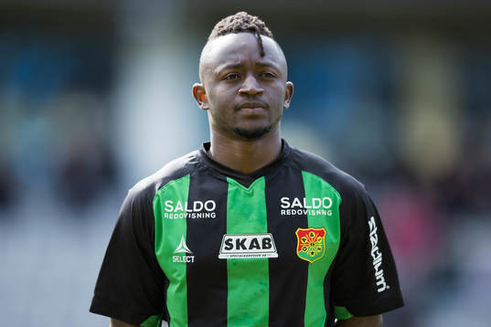 GAIS Michael Kargbo på line up innan fotbollsmatchen i