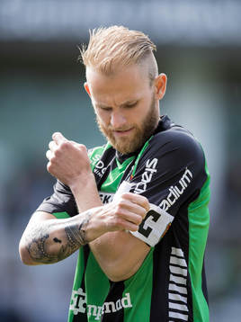 GAIS Niklas Andersen på line up innan fotbollsmatchen i