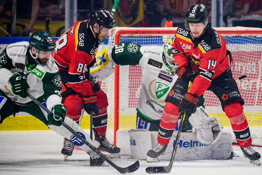 Luleås Jonas Berglund framför Färjestads målvakt