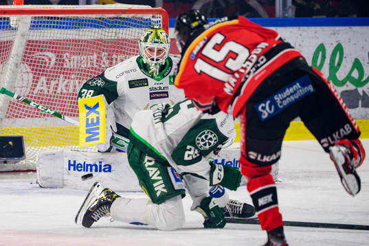 Färjestads målvakt Dominik Furch ser ett skott från