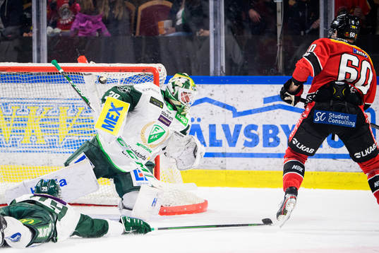 Luleås Julius Honka gör 1-0 bakom Färjestads målvakt