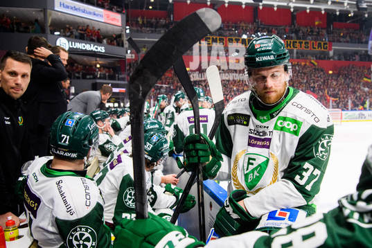 Färjestads Adam Ginning deppar i båset