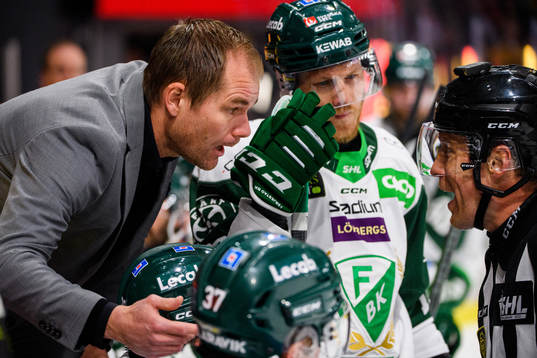 Färjestads tränare Tomas Mitell i samtal med domaren