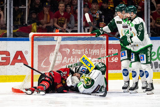Luleås Juhani Tyrväinen och Färjestads målvakt Dominik