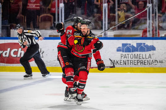 Luleås Brendan Shinnimin och Sami Lepistö jublar