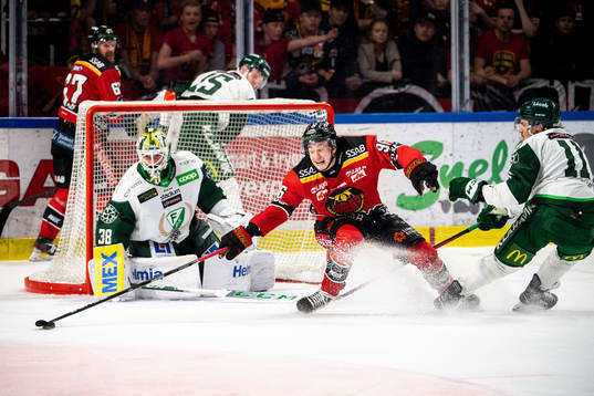 Färjestads målvakt Dominik Furch och Luleås Pontus