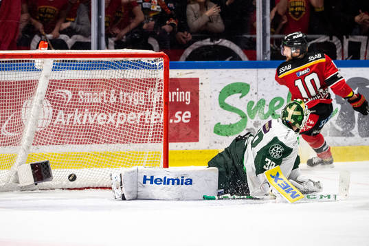Luleås Einar Emanuelsson gör 3-0 på Färjestads målvakt
