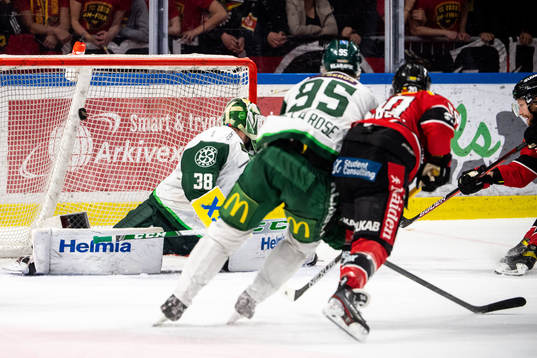 Luleås Einar Emanuelsson gör 3-0 på Färjestads målvakt